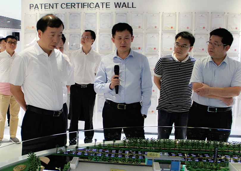 向导来访：2018.9东莞市市长肖亚非mg冰球突破调研